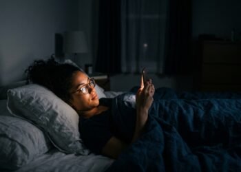 Especialistas em sono afirmam que usar o celular no escuro antes de dormir bloqueia a produção de melatonina em níveis que equivalem a tomar uma xícara de café