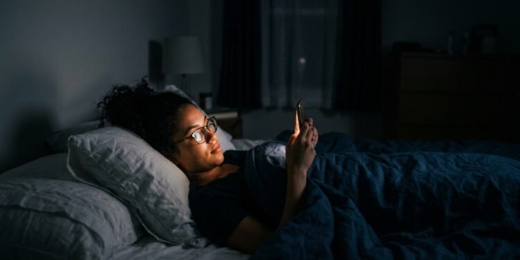 Especialistas em sono afirmam que usar o celular no escuro antes de dormir bloqueia a produção de melatonina em níveis que equivalem a tomar uma xícara de café