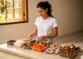Pessoas que cozinham a própria comida nos fins de semana tendem a manter peso e ansiedade mais controlados ao longo do tempo