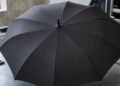 Quase ninguém sabe por que existe aquele pequeno furo na ponta do cabo do guarda-chuva e qual era sua função original
