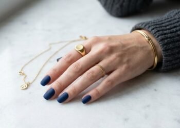 As cores de esmalte mais sofisticadas para combinar com os looks elegantes do inverno