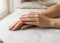 Cores de esmalte suaves que deixam as unhas mais limpas, finas e naturalmente chiques