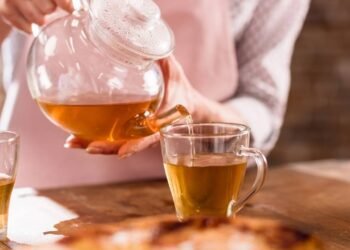 Beber uma xícara de chá de alecrim após refeições pesadas esvazia o estômago e combate o inchaço abdominal