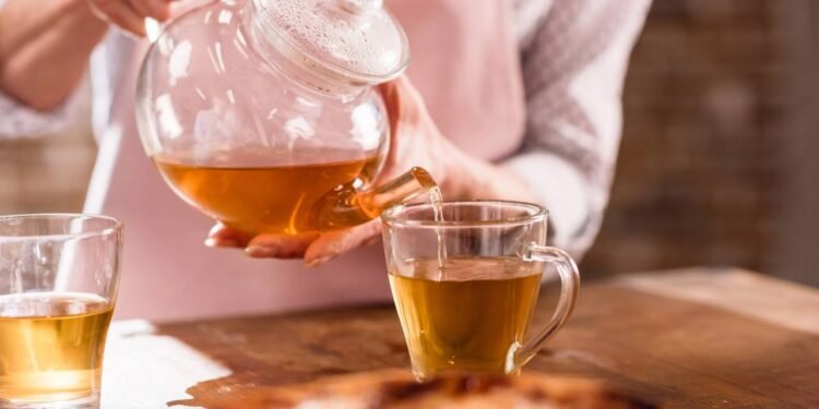 Beber uma xícara de chá de alecrim após refeições pesadas esvazia o estômago e combate o inchaço abdominal