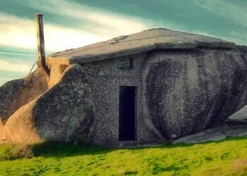 Casa de pedra integrada à paisagem de Portugal