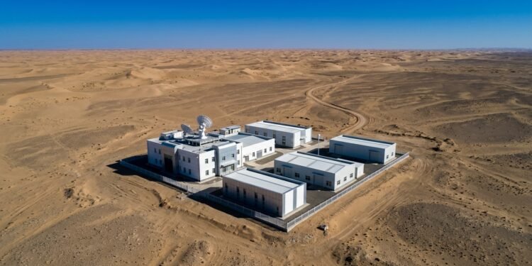 Instalação do reator nuclear de tório isolada no deserto de Gobi, na China, cercada por terreno árido