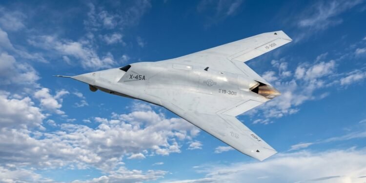 Aeronave experimental X-65 de asas triangulares voando, sem flaps ou superfícies de controle móveis visíveis.