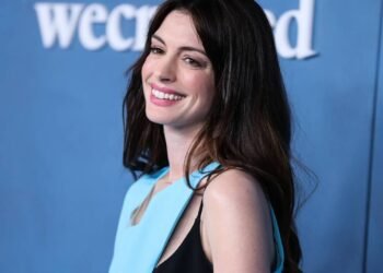 Frase do dia da atriz Anne Hathaway: “Licença parental remunerada é sobre criar liberdade para definir papéis, em vez de tê-los definidos por nós”