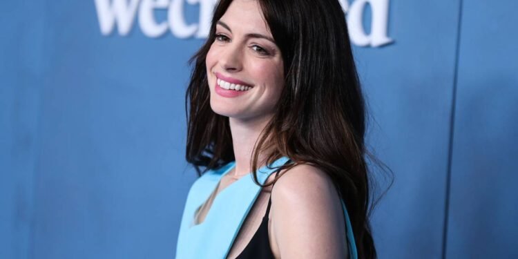 Frase do dia da atriz Anne Hathaway: “Licença parental remunerada é sobre criar liberdade para definir papéis, em vez de tê-los definidos por nós”