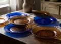 O que significa ter pratos antigos de vidro marrom e azul em casa