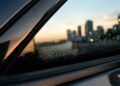 Qual a finalidade dos pontinhos pretos no para-brisa do carro?