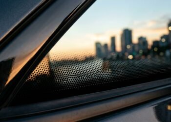 Qual a finalidade dos pontinhos pretos no para-brisa do carro?