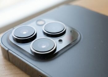 Poucos sabem para que serve o misterioso buraquinho do iPhone