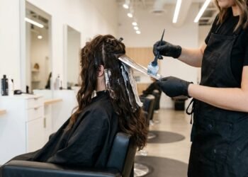 Quanto custa platinar o cabelo todo em um salão de beleza