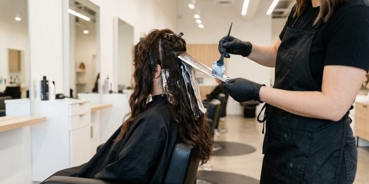 Quanto custa platinar o cabelo todo em um salão de beleza