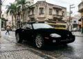Carro coberto por tinta ultrapreta que não reflete luz, parecendo uma silhueta plana em fundo claro.