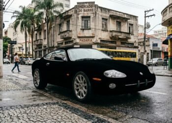 Carro coberto por tinta ultrapreta que não reflete luz, parecendo uma silhueta plana em fundo claro.
