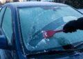 Como remover gelo dos vidros do carro com segurança e eficiência
