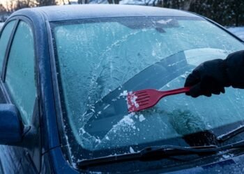 Como remover gelo dos vidros do carro com segurança e eficiência