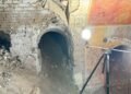 Sala de uma antiga casa romana com afrescos preservados, recém-escavada sob um prédio
