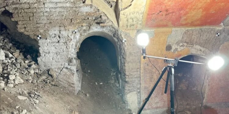 Sala de uma antiga casa romana com afrescos preservados, recém-escavada sob um prédio