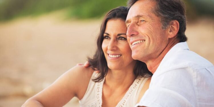 Focar em paixões pessoais, viagens e hobbies mantém a energia do diálogo alta e muito positiva Créditos: depositphotos.com / EpicStockMedia
