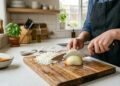 O método correto para cortar cebola sem chorar e cozinhar com mais conforto no dia a dia