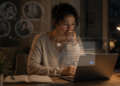 Estudos da psicologia concluíram que a pessoa que revisa mensagens e e-mails várias vezes antes de enviar não está sendo mais cuidadosa, muitas estão tentando compensar o medo antigo de ser mal interpretada