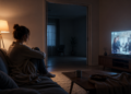 A psicologia afirma que as pessoas que mantêm a TV ligada em uma casa vazia não estão evitando o silêncio sem motivo. O som de outras vozes preenche um espaço que antes era cheio delas, e o ruído tem menos a ver com distração do que com companhia.