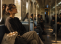 A psicologia diz que quem escolhe sentar sozinho no transporte não é antissocial, está criando um intervalo mental onde ninguém pode pedir mais nada