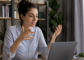 A psicologia afirma que as pessoas que falam sozinhas em voz alta não são loucas. Elas estão usando uma das ferramentas de pensamento mais antigas e eficazes que a mente humana possui