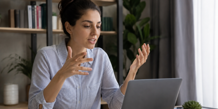 A psicologia afirma que as pessoas que falam sozinhas em voz alta não são loucas. Elas estão usando uma das ferramentas de pensamento mais antigas e eficazes que a mente humana possui