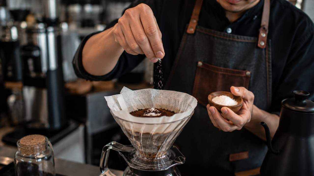 O truque dos baristas para suavizar cafés muito amargos