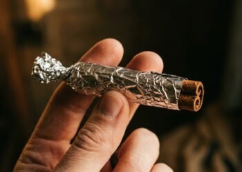 Carregar um pauzinho de canela envolto em papel alumínio: para que serve e por que alguns recomendam