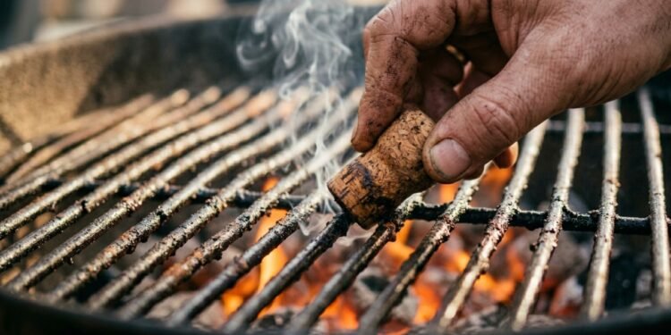 Passar rolha na grelha: por que é recomendado antes de fazer churrasco
