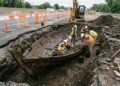 Arqueólogos descobrem embarcação de 3500 anos sob o asfalto durante obras em rodovia
