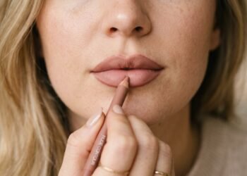 O truque simples antes do gloss que deixa os lábios visivelmente mais volumosos