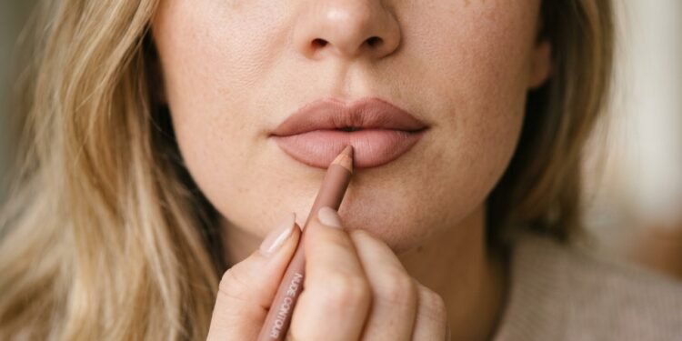 O truque simples antes do gloss que deixa os lábios visivelmente mais volumosos