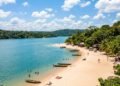 A praia amazônica de água doce, cercada por floresta densa e sem sinal de internet que virou destaque entre viajantes internacionais