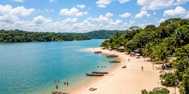 A praia amazônica de água doce, cercada por floresta densa e sem sinal de internet que virou destaque entre viajantes internacionais