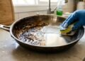 Como limpar frigideira queimada com gordura incrustada e recuperar o brilho sem riscar