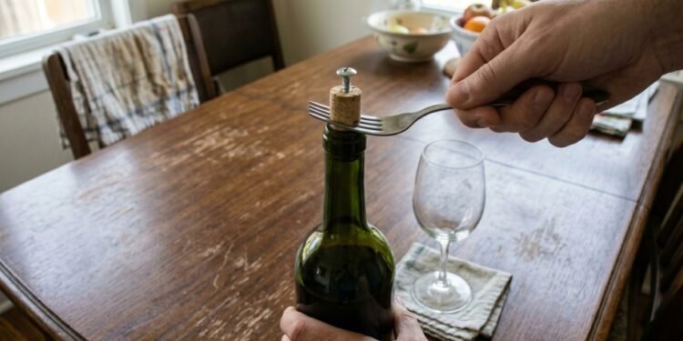 Como abrir uma garrafa de vinho sem saca-rolhas usando um garfo e parafuso
