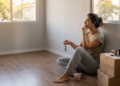 Comprar a primeira casa nem sempre parece uma conquista. Às vezes, parece mais com uma crise de identidade tranquila. A psicologia tem nome para isso