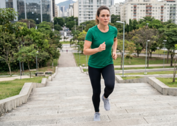 Subir escadas todos os dias ajuda muito a melhorar o fôlego, ativar as pernas e tirar o corpo da inércia, mas os efeitos costumam aparecer melhor quando esse esforço dura pelo menos 10 minutos seguidos e sem pausas longas entre os lances