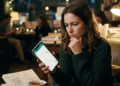 Psicologia diz que pessoas que leem a mensagem e demoram para responder no WhatsApp não estão ignorando você, elas podem estar tentando organizar melhor o que sentem antes de falar