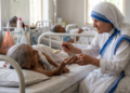 Frase do dia de Madre Teresa: “Nem sempre mudar o mundo exige grandeza, às vezes começa no cuidado silencioso que você repete todos os dias.”