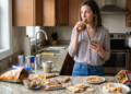Mulheres que acordam sem fome e compensam isso beliscando o dia inteiro podem estar ignorando um padrão comum: quando a primeira refeição atrasa demais, o corpo tende a pedir energia em excesso nas horas seguintes, e isso bagunça a sensação de saciedade