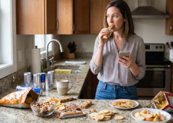 Mulheres que acordam sem fome e compensam isso beliscando o dia inteiro podem estar ignorando um padrão comum: quando a primeira refeição atrasa demais, o corpo tende a pedir energia em excesso nas horas seguintes, e isso bagunça a sensação de saciedade