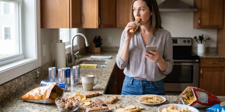 Mulheres que acordam sem fome e compensam isso beliscando o dia inteiro podem estar ignorando um padrão comum: quando a primeira refeição atrasa demais, o corpo tende a pedir energia em excesso nas horas seguintes, e isso bagunça a sensação de saciedade