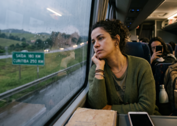 A psicologia sugere que pessoas que mudam de cidade e descobrem que ninguém ficou de verdade muitas vezes não são difíceis de amar — muitos vínculos dependiam da proximidade e desapareceram quando a distância passou a exigir iniciativa